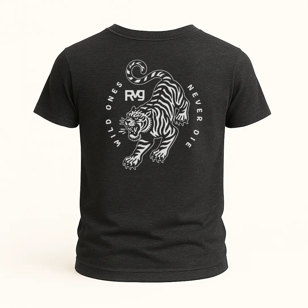 PLAYERA DE RVG RAVGE CON TIGRE DE BENAGALA EN COLOR BLANCO Y E¿TEXTO ALREDEDOR QUE ANUNCIA WILD ONES NEVER DIE