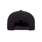 Gorra snapback RAVGE BJJ color negro con logo RVG bordado, estilo urbano inspirado en artes marciales.