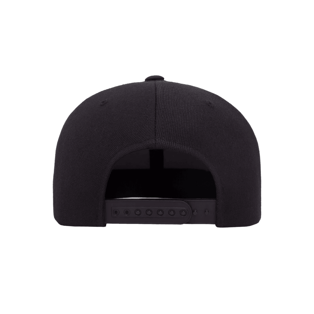 Gorra snapback RAVGE BJJ color negro con logo RVG bordado, estilo urbano inspirado en artes marciales.