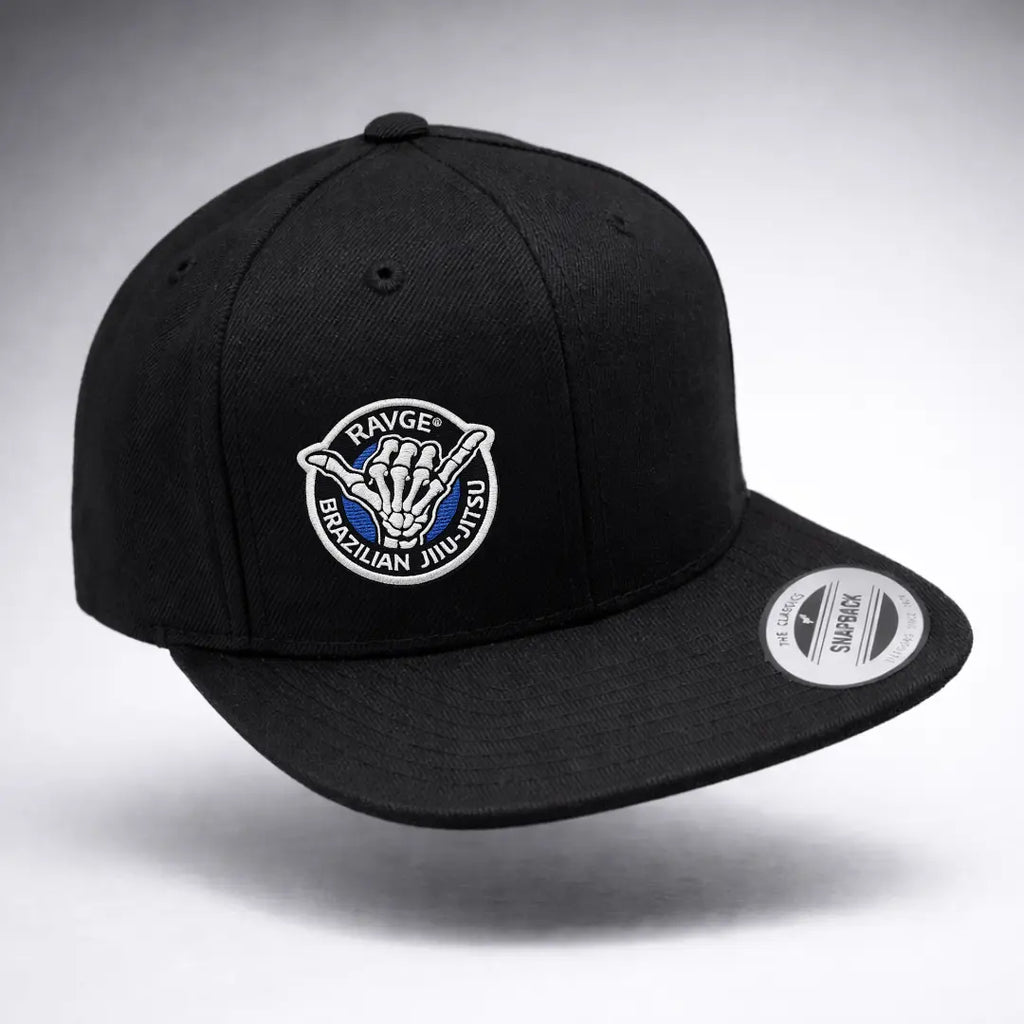 Gorra snapback RAVGE BJJ color negro con logo RVG bordado, estilo urbano inspirado en artes marciales.