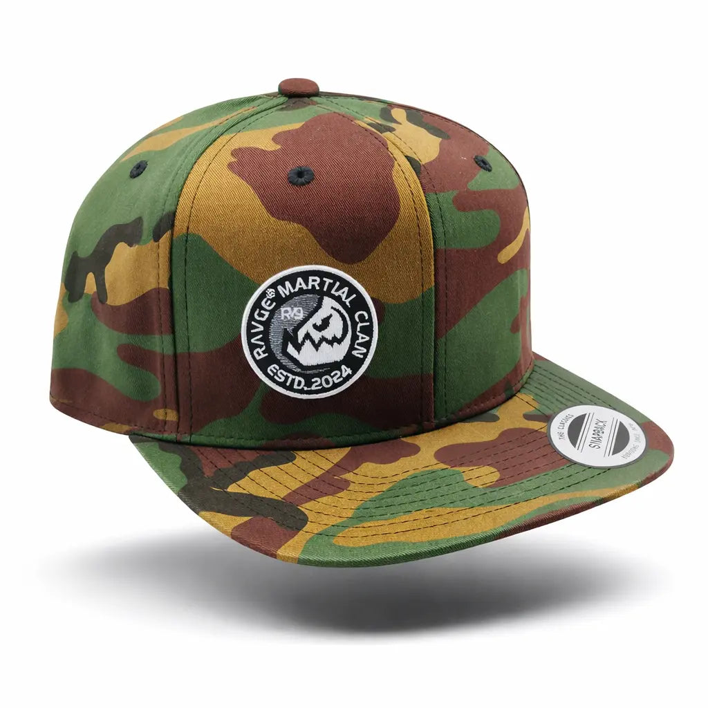 Gorra snapback RAVGE Martial Clan camo con logo RVG bordado, estilo urbano inspirado en artes marciales.