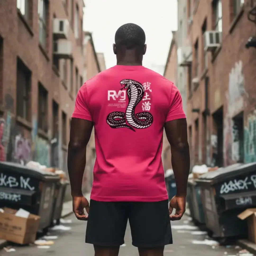 Playera RAVGE color rojo con ilustración de cobra y gráficos orientales inspirados en artes marciales.