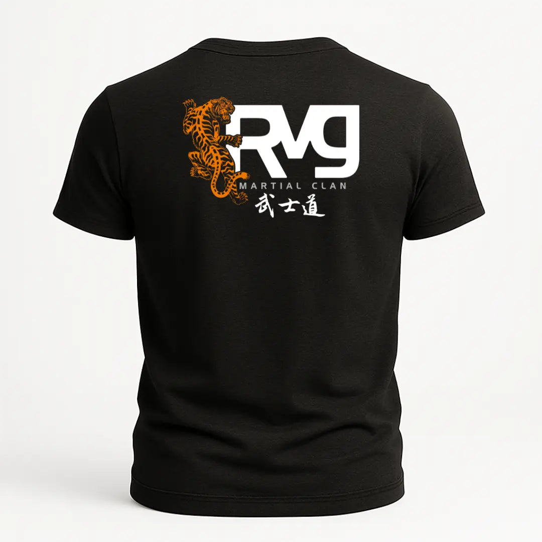 Playera negra RAVGE Tiger Claw con ilustración de tigre y tipografía oriental inspirada en artes marciales.