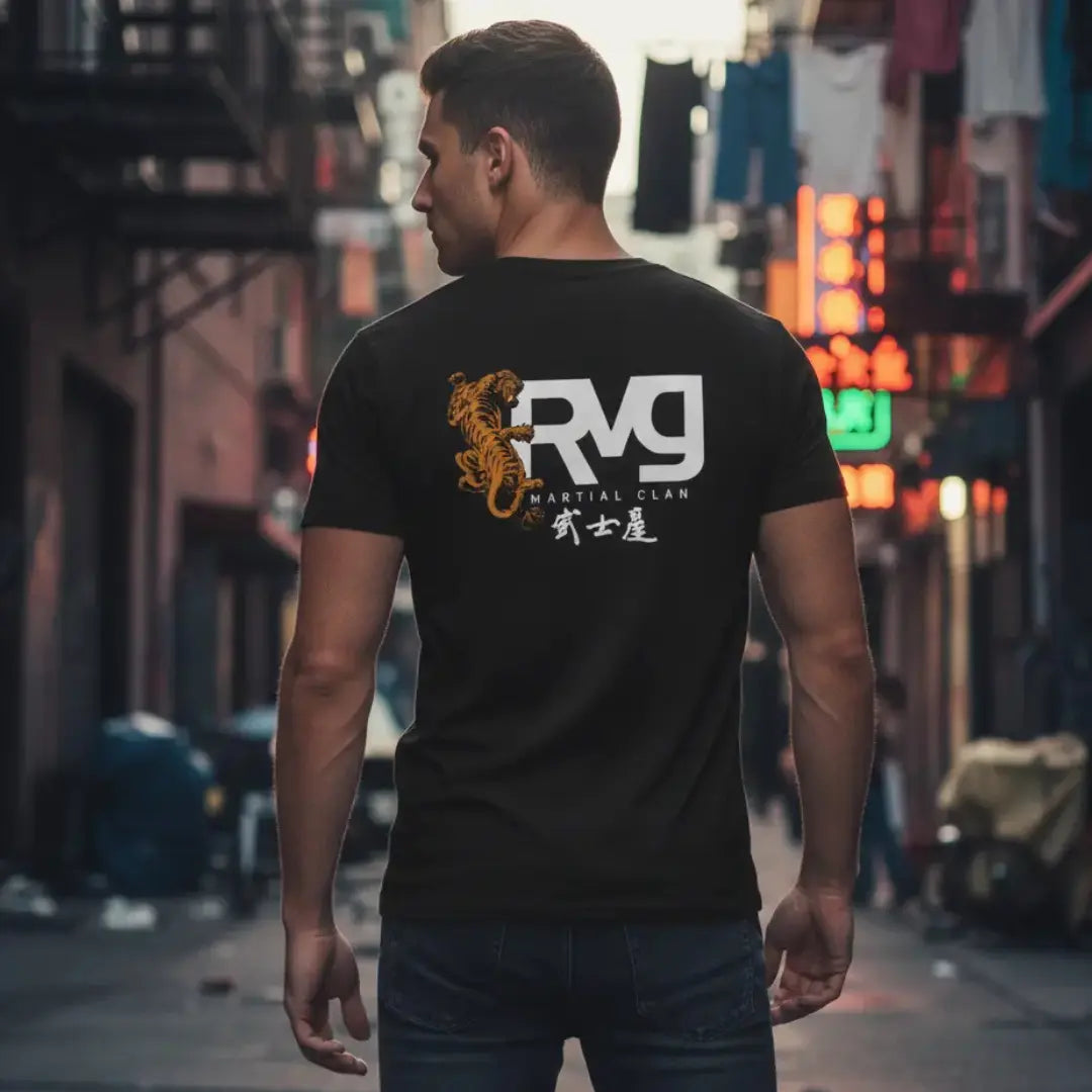 Playera negra RAVGE Tiger Claw con ilustración de tigre y tipografía oriental inspirada en artes marciales.