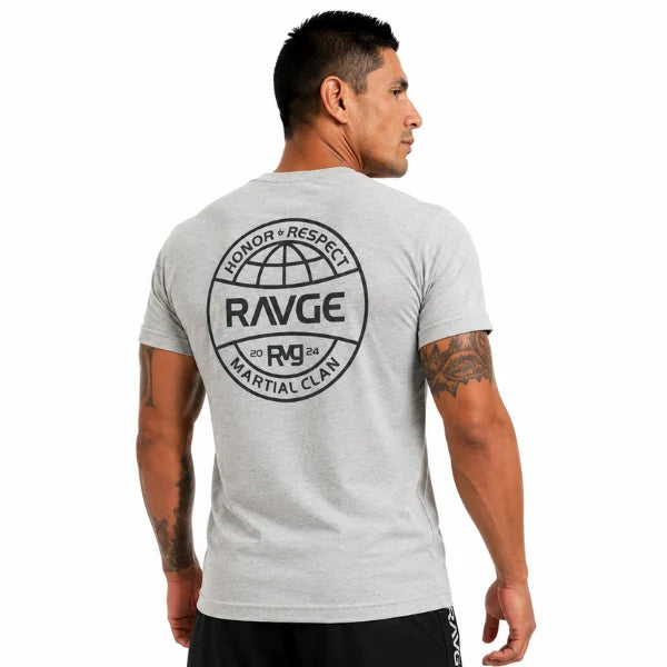 Modelo usando Playera RVG™ Honor gris – Streetwear de artes marciales México
