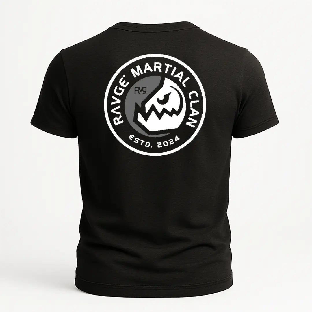 Playera negra RAVGE Martial Clan con grafico en espalda y logo RVG, disenada para uso urbano y entrenamiento.