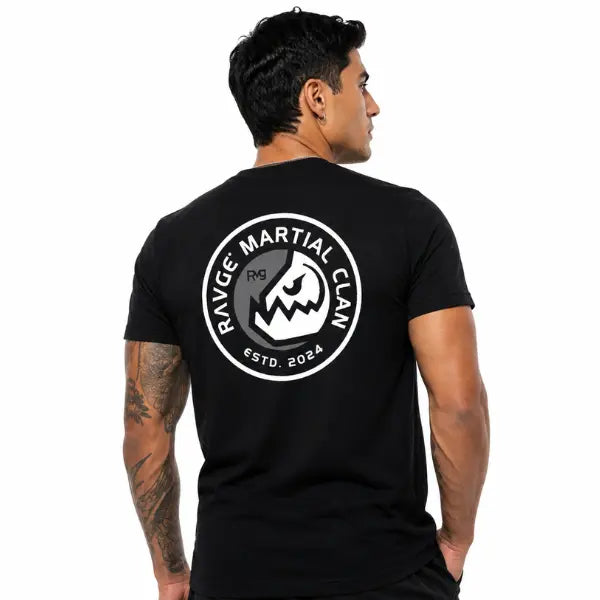 Modelo usando Playera RVG™ Martial Clan – Streetwear de artes marciales México
