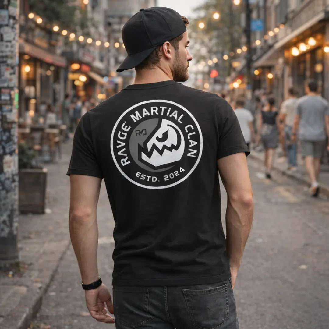Playera negra RAVGE Martial Clan con grafico en espalda y logo RVG, disenada para uso urbano y entrenamiento.