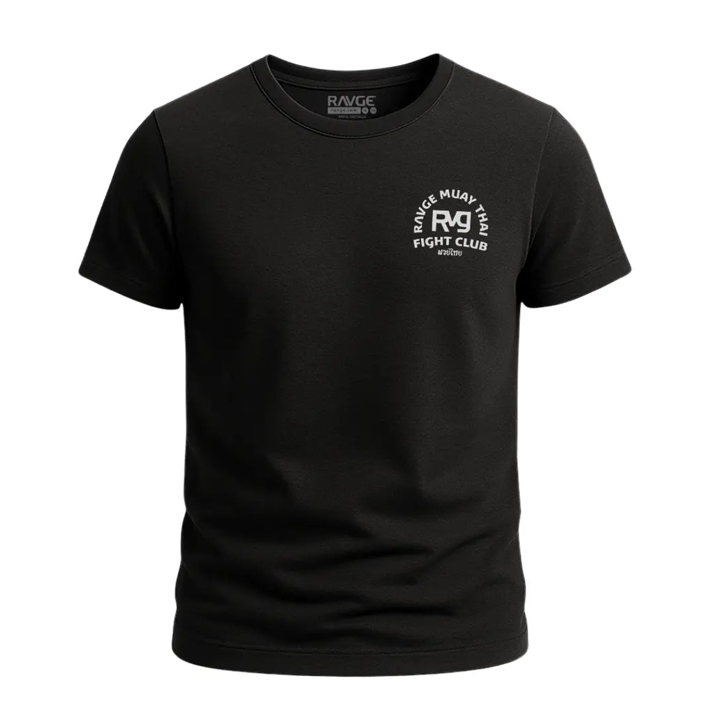 Playera negra RAVGE Muay Thai FC con estampado en espalda y logo RVG, disenada para uso urbano y entrenamiento.