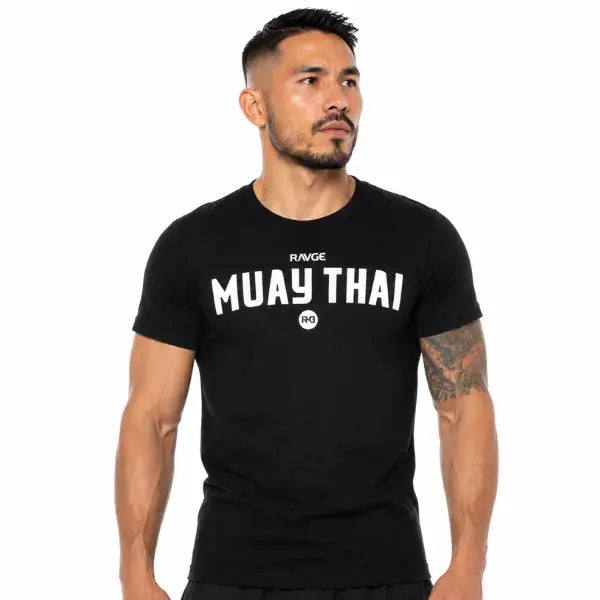 Modelo usando Playera RVG™ Muay Thai Team – Streetwear de artes marciales México
