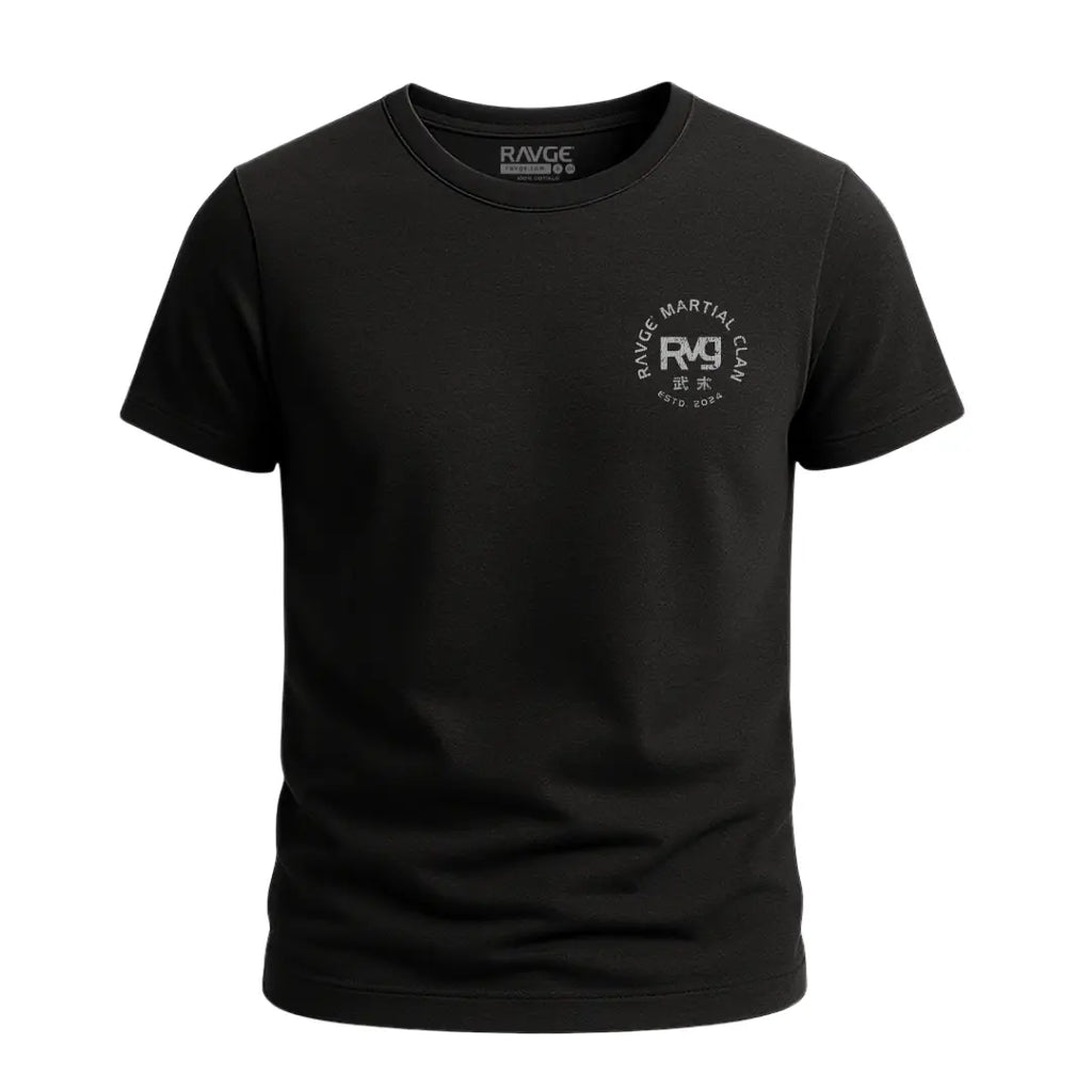 Playera negra RAVGE Oni Mask con grafico en espalda y logo RVG, disenada para uso urbano y entrenamiento.