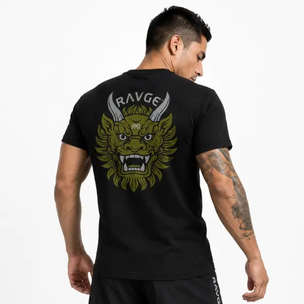 Modelo usando Playera RVG™ Oni Mask – Streetwear de artes marciales México

