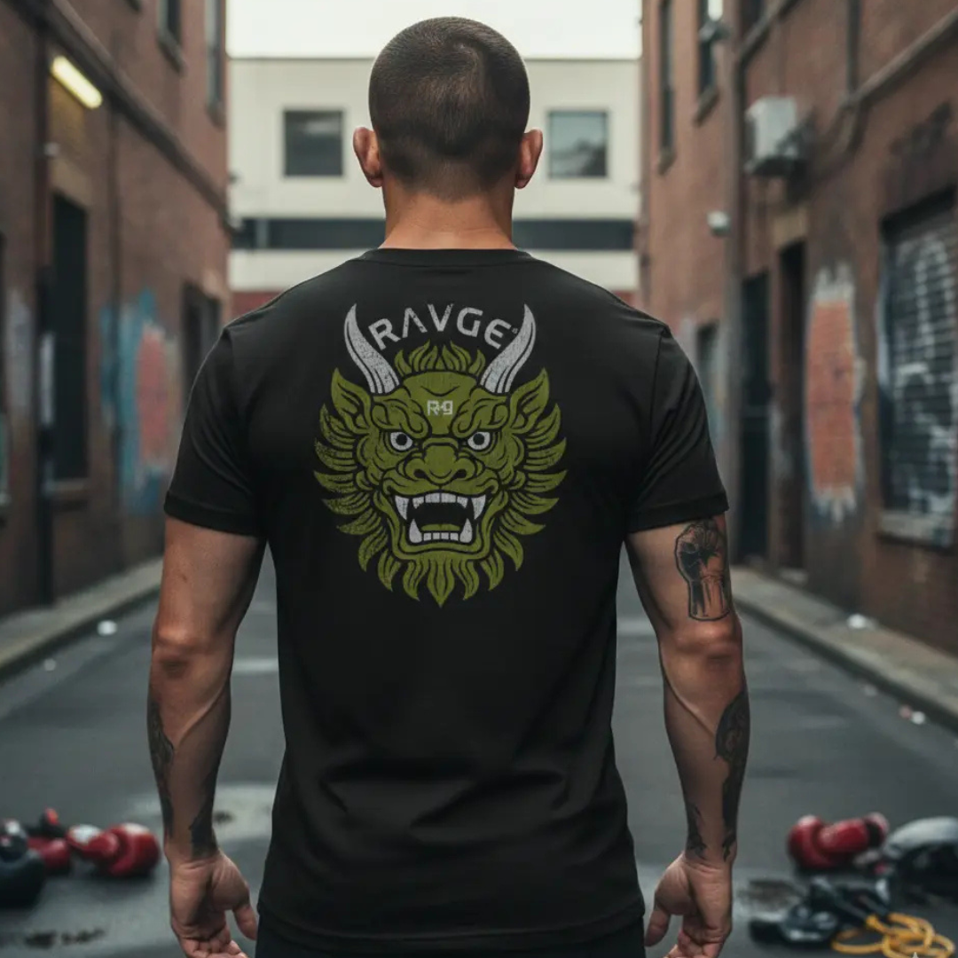 Playera negra RAVGE Oni Mask con grafico en espalda y logo RVG, disenada para uso urbano y entrenamiento.