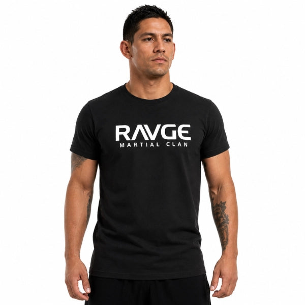 Modelo usando Playera RVG™ Ravge MC – Streetwear de artes marciales México