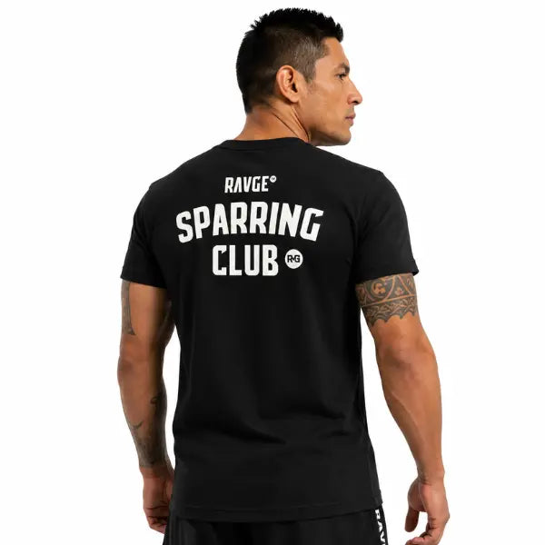 Modelo usando Playera RVG™ Sparring Club – Streetwear de artes marciales México
