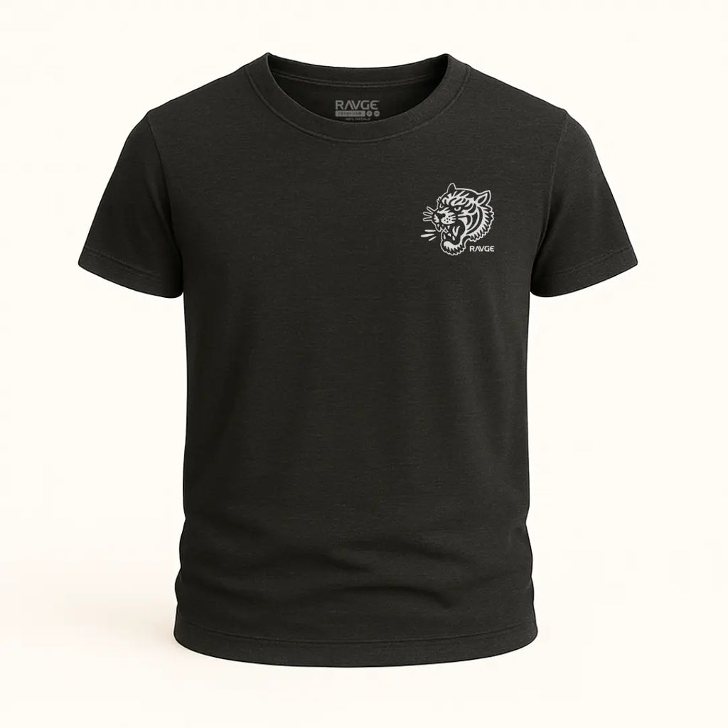 Playera negra RAVGE Wild Ones con grafico en espalda y logo RVG, disenada para uso urbano y entrenamiento.