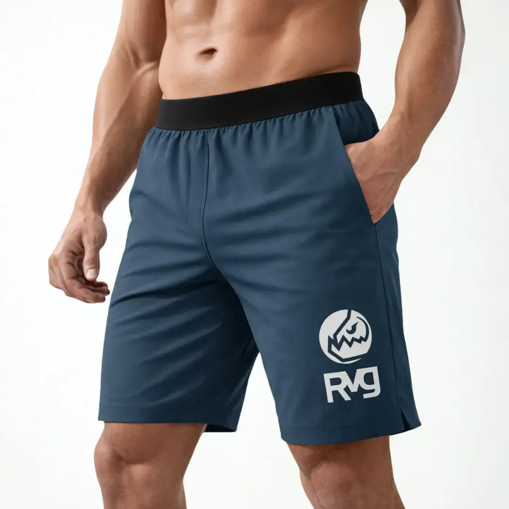 Short RAVGE color acero azul con logo RVG, largo 17 pulgadas, disenado para entrenamiento, artes marciales y uso deportivo.