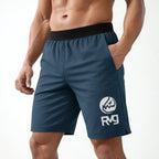 Short RAVGE color acero azul con logo RVG, largo 17 pulgadas, disenado para entrenamiento, artes marciales y uso deportivo.