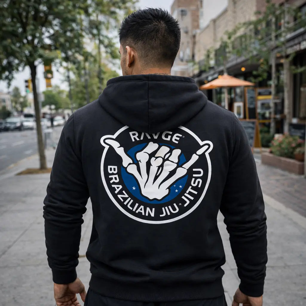Sudadera negra RAVGE BJJ con grafico en espalda y logotipo RVG, disenada para uso urbano y estilo deportivo.