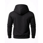 Sudadera negra RAVGE con logotipo en pecho y detalles RVG en manga, disenada para uso urbano y estilo deportivo.