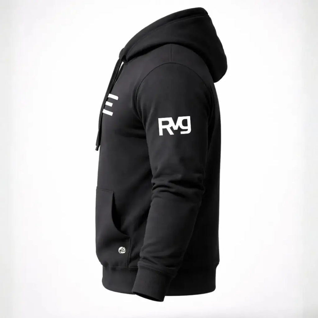 Sudadera negra RAVGE con logotipo en pecho y detalles RVG en manga, disenada para uso urbano y estilo deportivo.