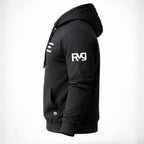 Sudadera negra RAVGE con logotipo en pecho y detalles RVG en manga, disenada para uso urbano y estilo deportivo.