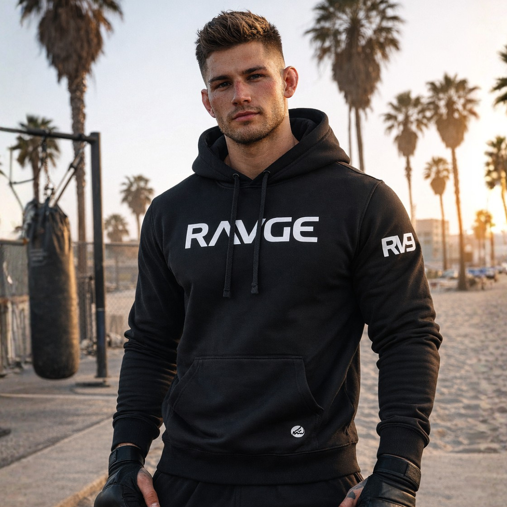 Sudadera negra RAVGE con logotipo en pecho y detalles RVG en manga, disenada para uso urbano y estilo deportivo.