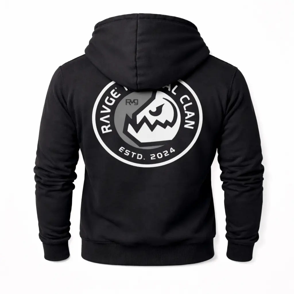 Sudadera negra RAVGE Martial Clan con grafico en espalda y logotipo RVG, disenada para uso urbano y estilo deportivo.